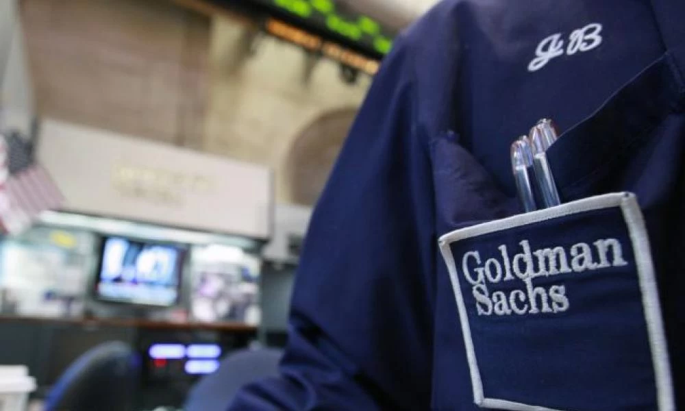 Bloomberg: H Goldman Sachs προσλαμβάνει τους ανταγωνιστές της